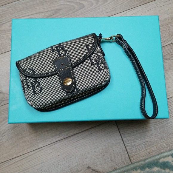 Dooney & Bourke Handbags - DOONEY & BOURKE wristlet